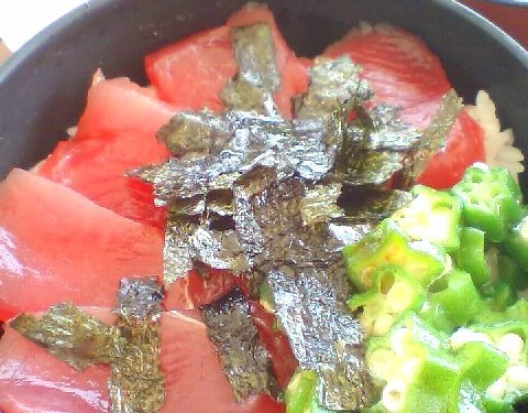 都屋漁港でマグロ丼