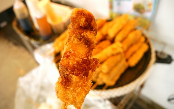 マグロ串かつ 坂下水産（道の駅いとまん・糸満漁業協同組合センター内）