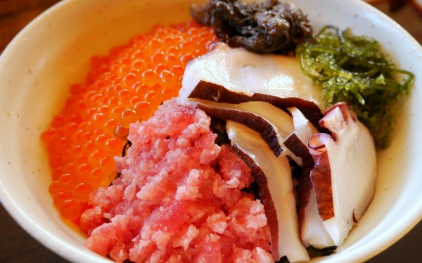 YOSHIKAの４色丼 海の家 ヨシカ（YOSHIKA／古宇利島）