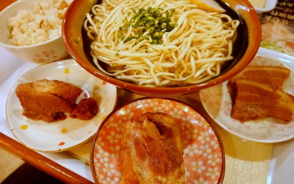 けんぱーすば（肉全部のせ） けんぱーのすばやー（那覇市おもろまち）