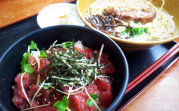マグロ中落ち丼 亀そば（那覇市港町)