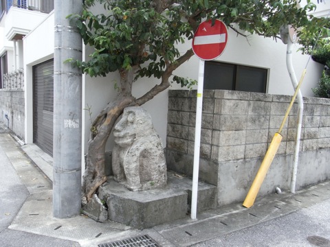 沖縄で一番、可哀相な石シーサー