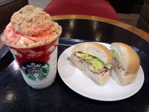 初夏にピッタリ　ストロベリーチーズケーキプラペチーノ