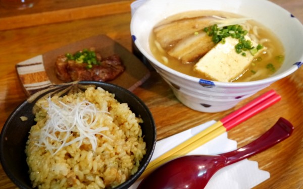 金月そば+くずれ三枚肉のまぜごはん(読谷村)