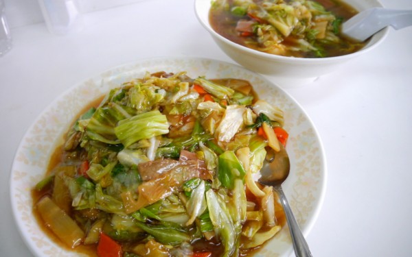 妙に気になる！中華ラーメン悠楽の半々セット（宜野湾市）