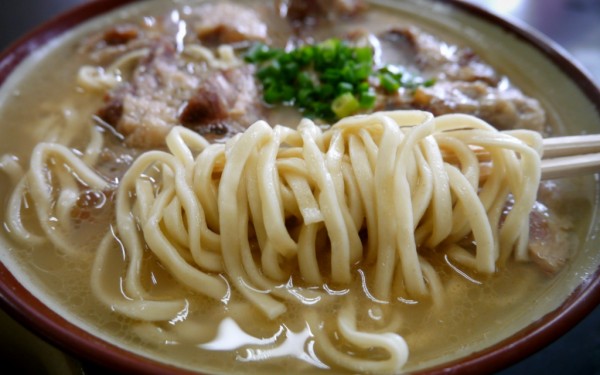 塩軟骨大盛りそば 宜野湾そば(宜野湾市)