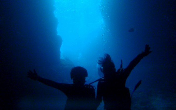 洞窟からみた海は綺麗な青色で、とても感動｜沖縄旅の思い出ﾌｫﾄｺﾝﾃｽﾄ