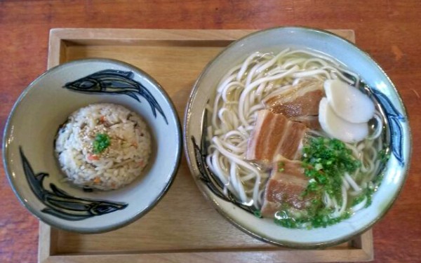 自家製麺木灰そば　とらや（那覇市）