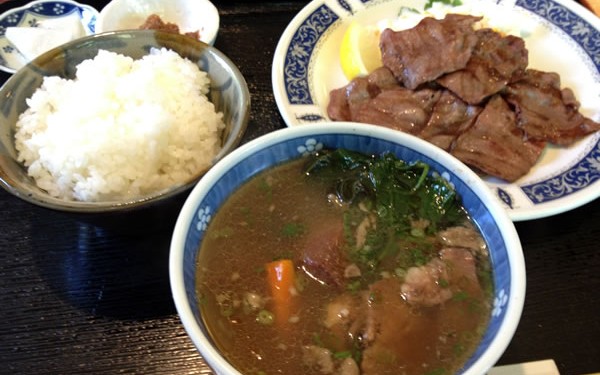 昭和43年創業！　担たん亭で「たん」を食う！　牛汁もね！（石垣島）