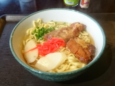 フクギ並木の入り口にオープンした「美ら海Cafe」（本部町）