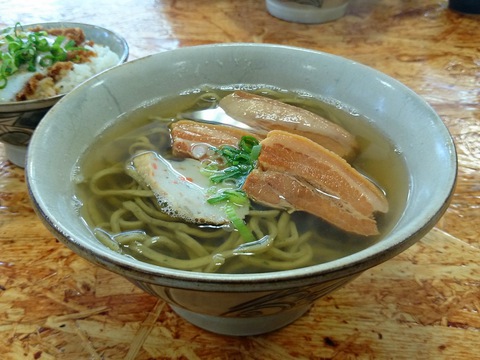 自家製麺と豊富なメニューの「ゆうなみ坂下店」（那覇市）