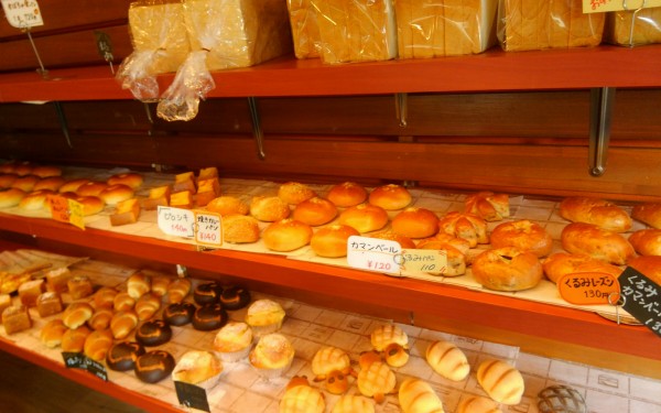 朝7時からオープンしてる、焼きたてパンの店　かめしまパン屋さん（豊見城市）