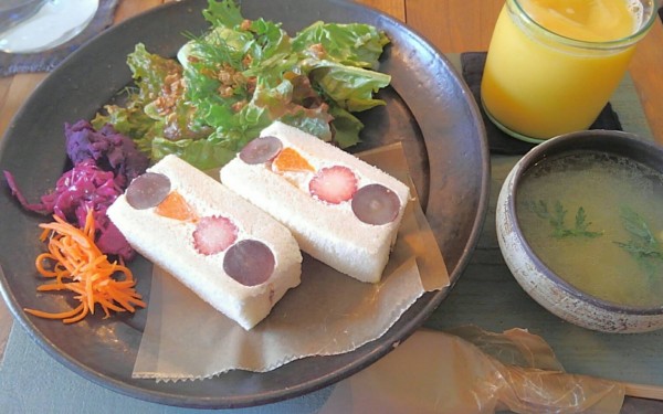 ひまわり畑を散策がてらクルミ舎でカフェタイム(北中城)