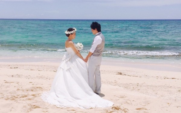 綺麗な海をバックに結婚式 一生の思い出です｜沖縄旅の思い出ﾌｫﾄｺﾝﾃｽﾄ