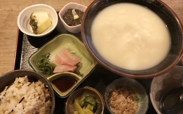 庭が美しい琉球茶房あしびうなぁ(那覇市)