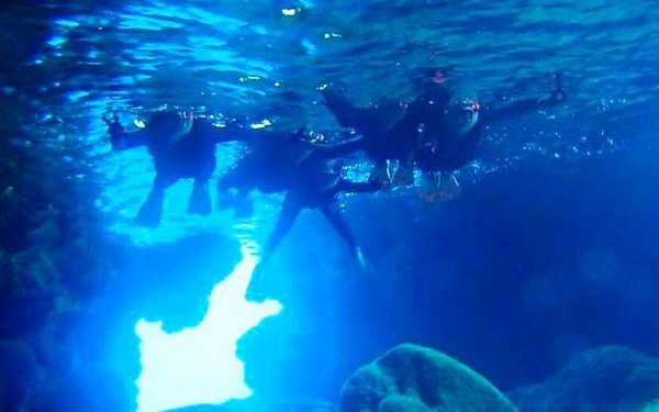 伊良部島の『青の洞窟』って知ってる？グラスボートでGo！シューケリングにカヤックまで体験できるツアーですよ！