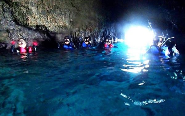 伊良部島の『青の洞窟』って知ってる?グラスボートでGo!シューケリングにカヤックまで体験できるツアーですよ!