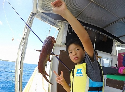 親子対決？石垣島で冬季限定の釣りだ！大人も子供も半日釣り体験ツアーに参加だ！