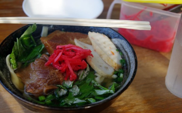 そば処「玉家Jr名護店」で!ミックスそば!麺は平麺!フーチバーも!(名護市)
