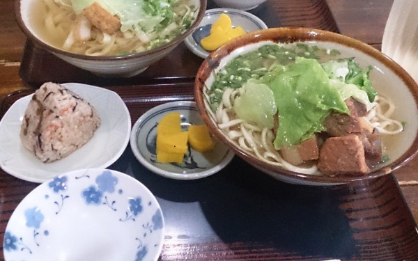 沖縄そばにレタスがドーンと乗っている おおしろ(名護市)
