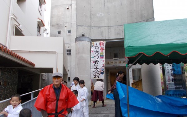 壺屋でお餅つき（那覇市）