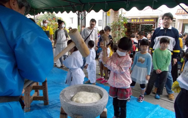 壺屋でお餅つき（那覇市）