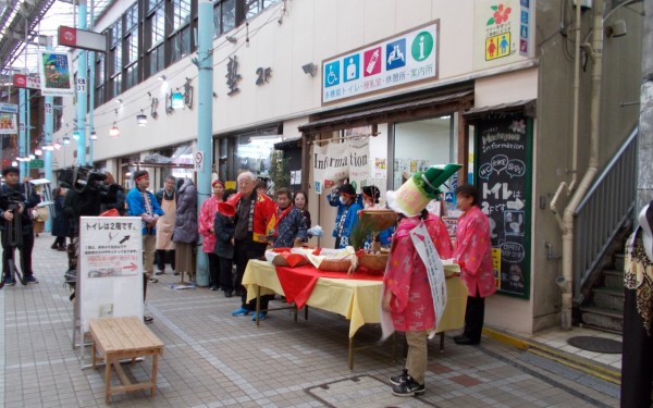 平和通り　新春ふるまい餅（那覇市）