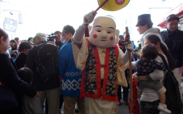 平和通り　新春ふるまい餅（那覇市）