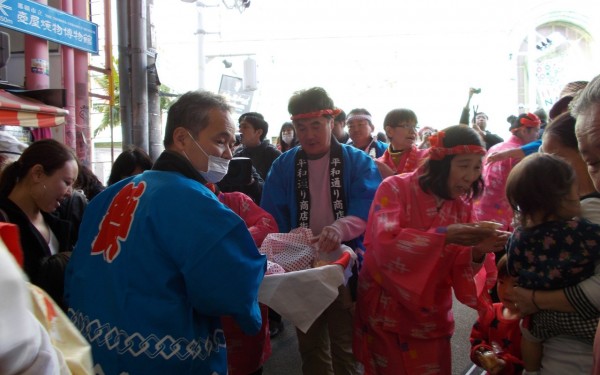 平和通り　新春ふるまい餅（那覇市）