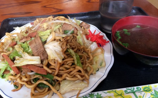 がじまる食堂で沖縄特有の『やきそば』を食べる!(北谷町)