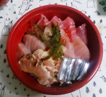 おいしい海鮮丼です。沖新水産(那覇市)
