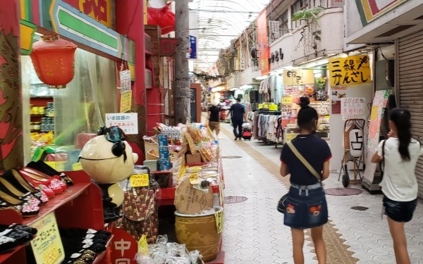 国際通りを涼しく歩く(那覇市)