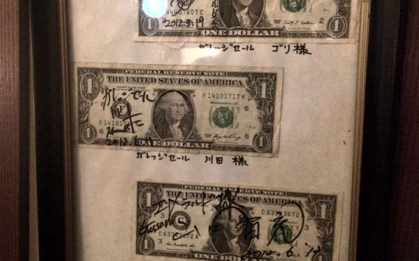 ムフフじゃないパブラウンジの『エメラルド』でステーキを食べる!(北中城村)