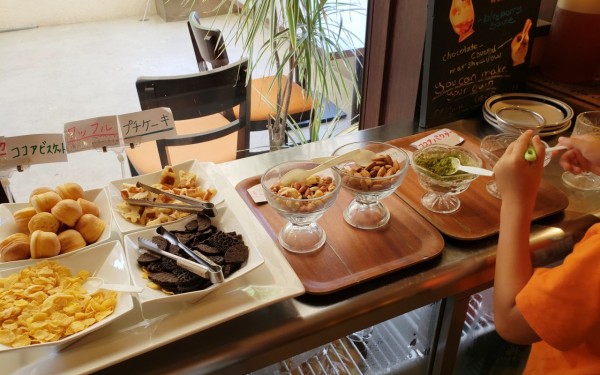 パフェ作りに夢中　パスタパスタ小禄店(那覇市)