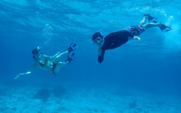 綺麗な濃く青い海で泳ぐことができました｜沖縄旅の思い出ﾌｫﾄｺﾝﾃｽﾄ