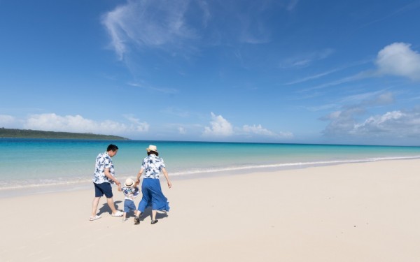 二歳の息子も さざめく波に大喜び｜沖縄旅の思い出ﾌｫﾄｺﾝﾃｽﾄ