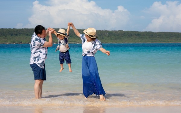 二歳の息子も さざめく波に大喜び｜沖縄旅の思い出ﾌｫﾄｺﾝﾃｽﾄ