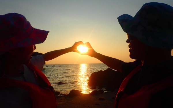 海上にてとても綺麗な夕陽｜沖縄旅の思い出ﾌｫﾄｺﾝﾃｽﾄ