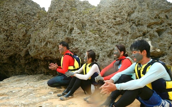 浜辺の泥パックやって楽しかった!|沖縄旅の思い出フォトコンテスト
