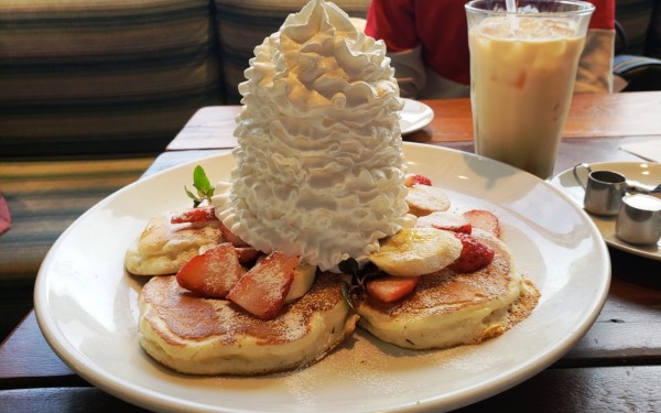 生クリームの量すごすぎ　ラナイカフェ(北中城村)