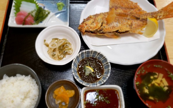 お魚まるごとから揚げ・まるごとバター煮　奥武島海産物食堂　(南城市)