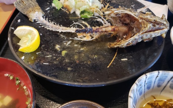 お魚まるごとから揚げ・まるごとバター煮　奥武島海産物食堂　(南城市)
