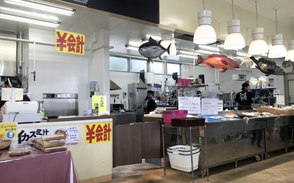 都屋漁港の読谷漁協直売店（読谷村）