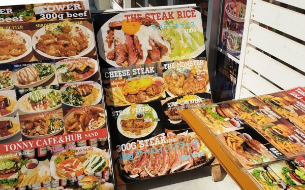 アボカドたっぷりと海を眺めてランチタイム (豊見城市)