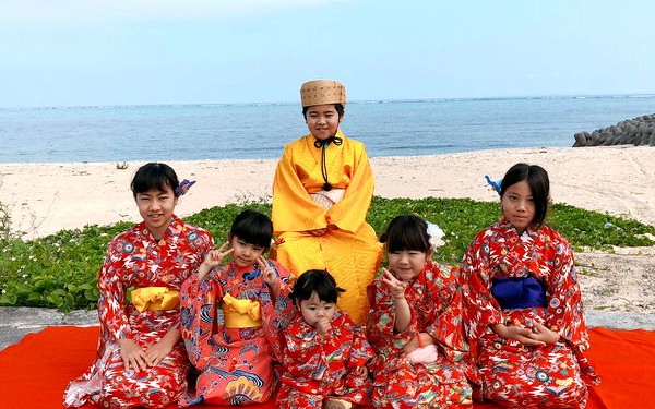 沖縄で琉装体験♪レンタル＆着付けで記念写真撮影♪美ら海水族館のすぐ近くです。