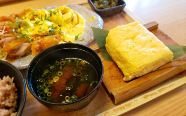 チーズ入り卵たっぷり親子丼　鳥玉(那覇市)