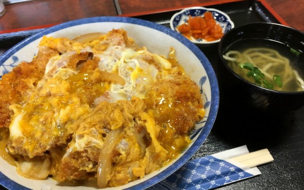 『巨鍋食堂（おおなべしょくどう）』でかつ丼を食べる！（沖縄市）