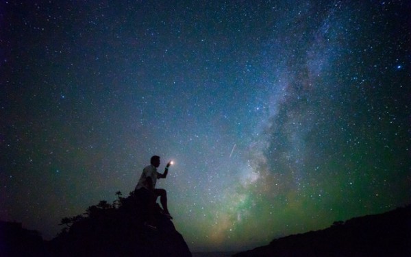 宮古島で星空フォトを体験♪星がない夜は月光フォトに花火フォト！ペンライトアートや雨フォトもあるんだぞ～！