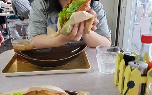 メガシャークバーガー！めっちゃ美味しい！糸満市