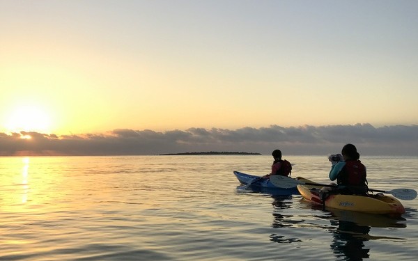 これだ！浜比嘉島で絶景カヤックするならこのツアーに決まりだ！3歳からOKなので親子で海に漕ぎ出そう！